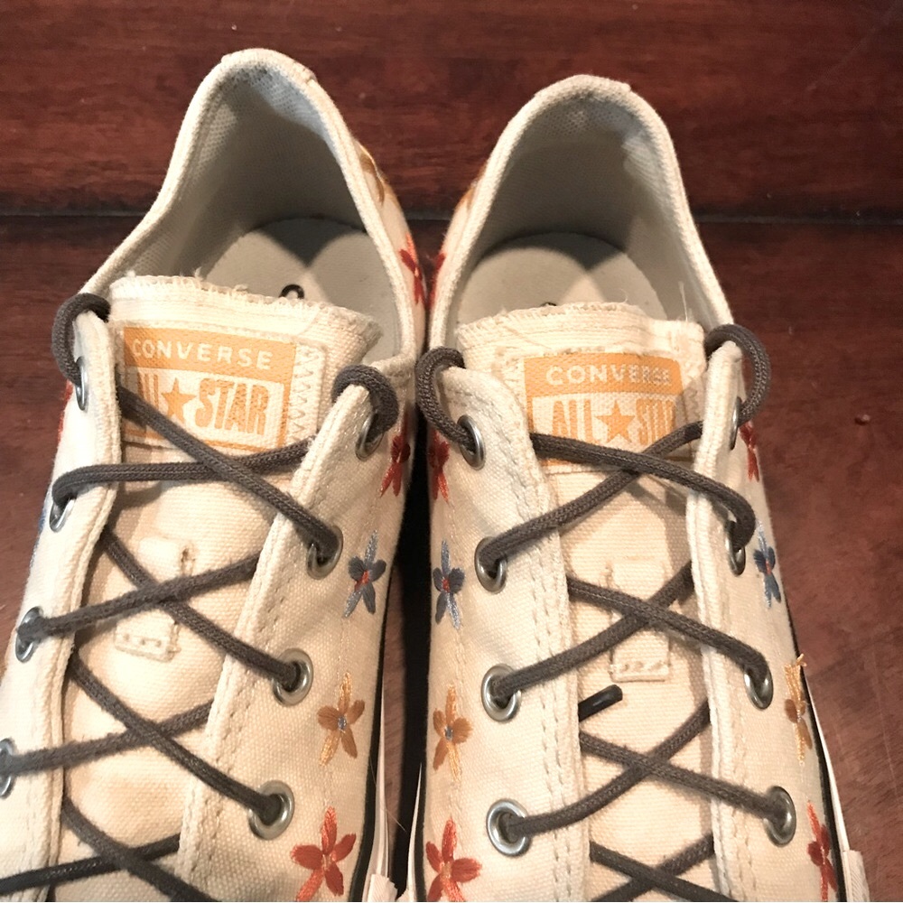 Converse $110 Chuck Taylor All Star Embroidered Flowers 671105C Big Kids Size 3 - Picture 7 of 10